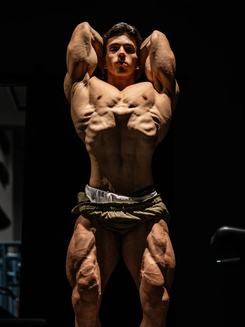 Daniel Bianchi, atleta profissional de fisiculturismo natural, em pose de competição